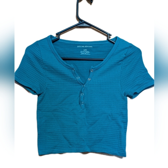 NWOT Social Revival Button Crop Tee Women's Size S/M - Picture 1 of 4